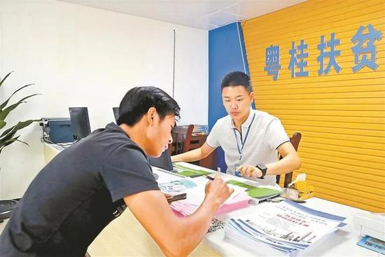 羅湖區消費幫扶中心華潤萬家蓮塘店揭牌運營，助力勞務服務與區域發展